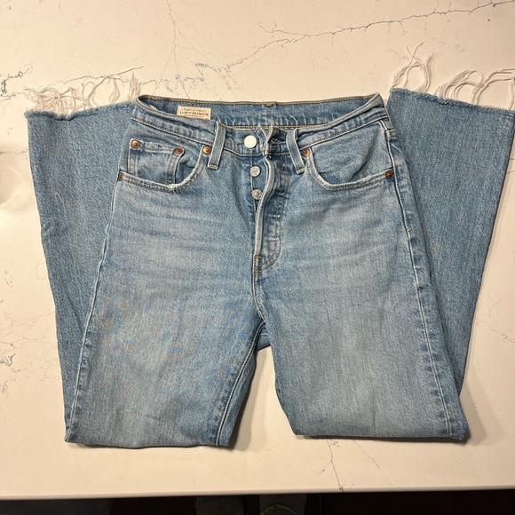 Women’s Levi’s cropped jeans - Picture 2 of 4